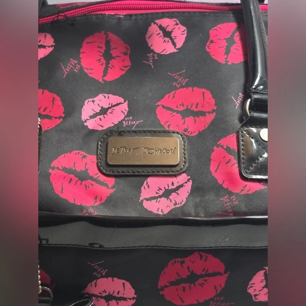 RARE Betsey Johnson Lips Kiss Print Rolling Bag Carry On Weekender Roll Luggage💋 - Picture 5 of 12